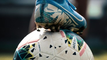 scarpa da calcio su pallone 