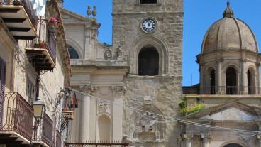 Veduta del complesso della Cattedrale di Troina da piazza Conte Ruggero