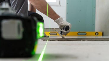 Preparazione alla posa delle piastrelle su un pavimento