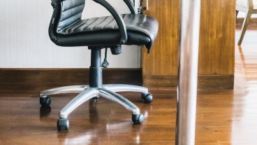 Sedia da ufficio con rotelle sul parquet