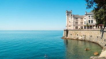 Miramare, la "nave di pietra" sospesa tra mare e destino