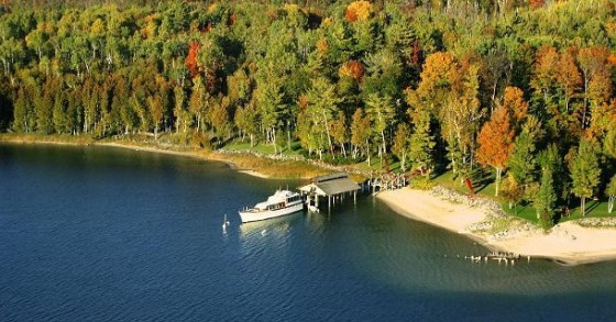 Case da sogno: chill out di lusso tra i boschi in riva al lago (michigan)