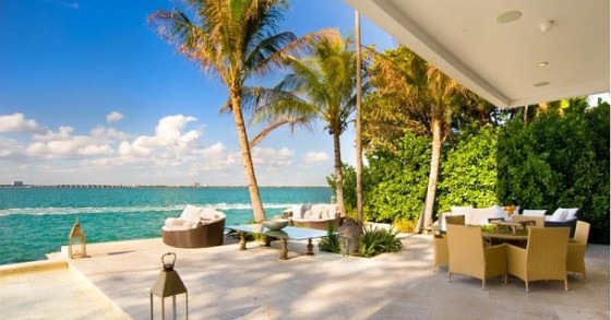Case da sogno: a miami la piscina dà sul porticciolo all'ombra delle palme