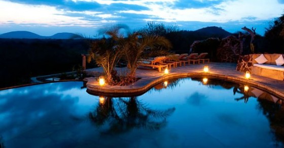 Hotel famosi, due elefanti e una capanna di lusso con vista al kilimangiaro (kenia)