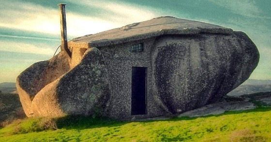 Una casa interamente di pietra sulle alture del portogallo