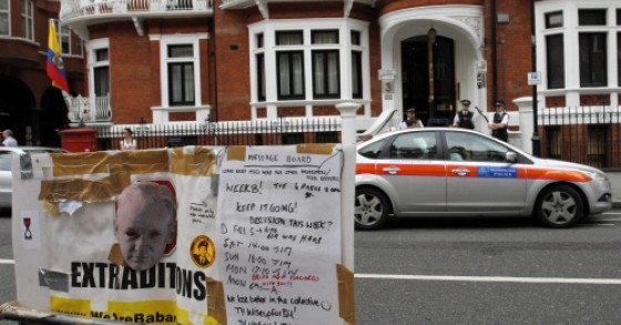 Londra minaccia di invadere l'ambasciata dell'ecuador per prendere assange (diretta web)