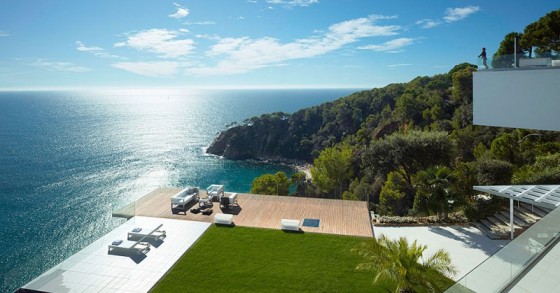 Casa da sogno: una villa a picco su un promontorio davanti al mare della costa brava (fotogallery)
