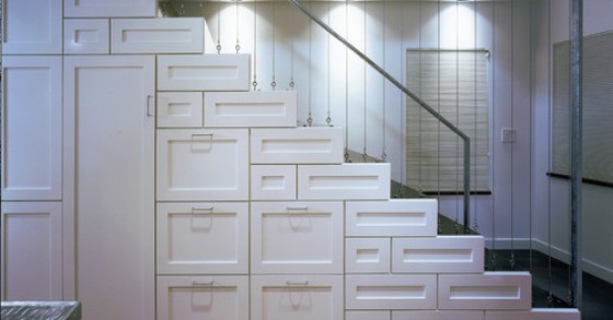 Decorare casa: come sfruttare al meglio gli spazi sotto le scale (fotogallery)