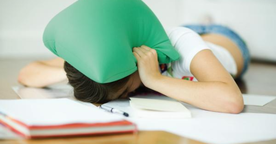 Coinquilini diversi tra festini e alzatacce: se a dividere casa sono studenti e lavoratori