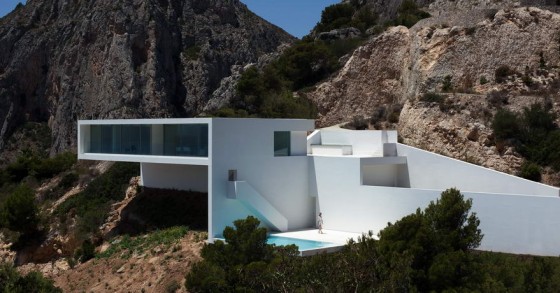 La casa più equilibrata del mondo a strapiombo sul mare in Spagna (fotogalley)