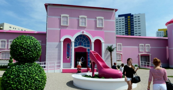 Barbie apre le porte della sua nuova casa a berlino