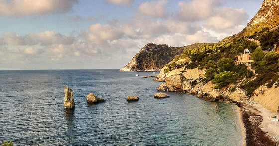Hotel famosi, a 20 km da ibiza tra il bianco e il mare smeraldo