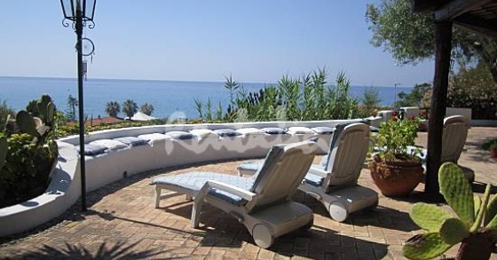 Casa del week end: nella località marittima di Tropea con vista al golfo e alle Isole Eolie (fotogallery)
