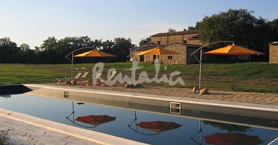 Casa del week end: un casale affacciato sulle colline di Montalcino (fotogallery)