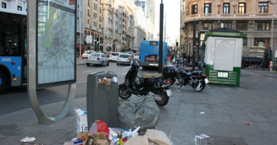 Madrid, lo sciopero dei netturbini trasforma la capitale spagnola in un cumulo di rifiuti (fotogallery)