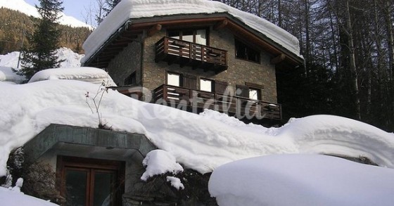 Un'accogliente villa rustica a courmayeur, ai piedi del monte bianco (fotogallery)