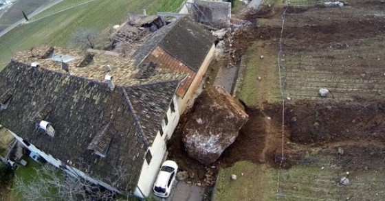 Un enorme masso si ferma a pochi centimetri da una casa e la frana di termeno fa il giro del mondo(foto e video)