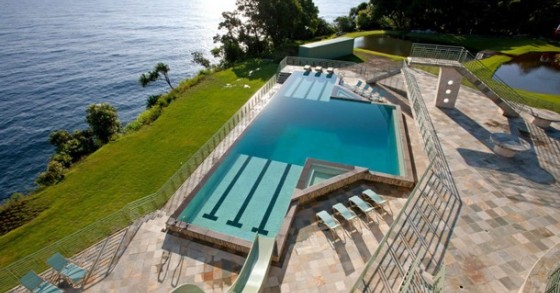 Nel paradiso dei surfisti una villa con piscina olimpionica, eliporto e campo da golf (fotogallery)
