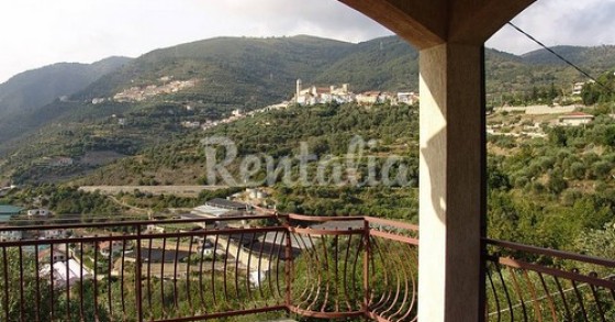 Nel borgo medievale di castellaro, in Liguria, una villa che dista solo 3 km dal mare (fotogallery)