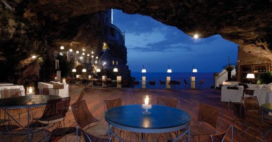 In Puglia un angolo romantico scavato dentro una roccia con vista sull'adriatico (fotogallery)