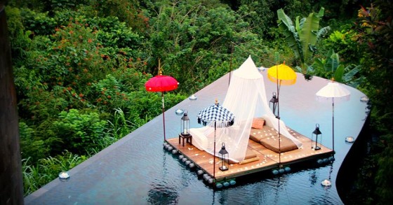 Un hotel dalle spettacolari piscine immerso nella giungla di bali (fotogallery)