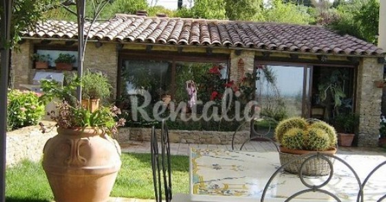 Una lussuosa villa con piscina e parco a caltagirone (fotogallery)