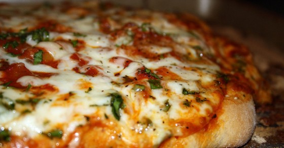 Mozzarella dall'est europa, pomodoro tunisino e olio di semi: la pizza che arriva sulle nostre tavole non è più made in italy