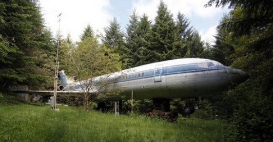 Abitazioni ad alta quota: l'incredibile storia dell'eremita che ha trascorso 15 anni in un aereo in mezzo al bosco (foto)