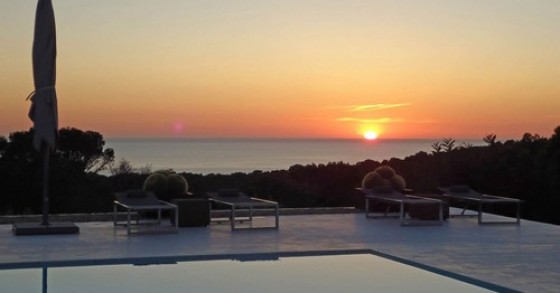Soggiornare ad ibiza in una villa con vista di lusso sul mar mediterraneo (fotogallery)