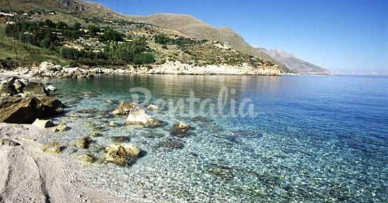 Nella città siciliana di sciacca, una casa bianca con vista mozzafiato sul golfo