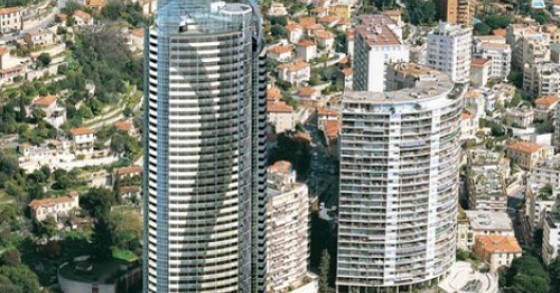 Le immagini della tour odeon di monaco che ospita la casa più cara del mondo