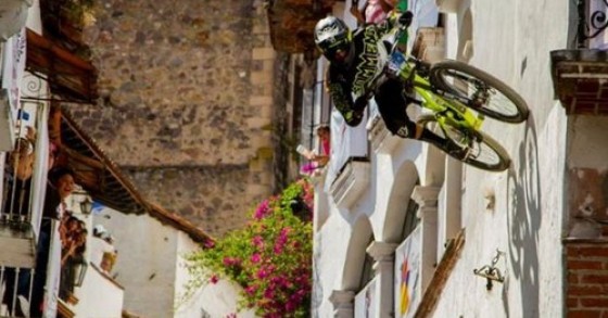 Edifici, adrenalina e biciclette: le città riconvertite in piste da corsa per le due ruote (fotogallery)