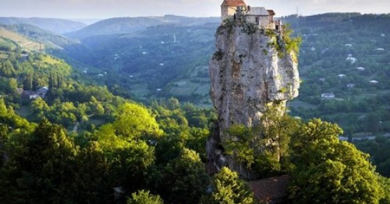 La casa più isolata del mondo: situata in cima a una roccia, è raggiungibile solo tramite una scala di 40 metri (fotogallery)