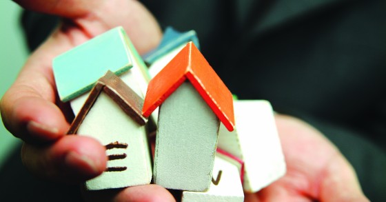 Tecnocasa: per comprare casa servono 5,8 annualità di stipendio, contro le 7,8 del 2004 (tabella città)