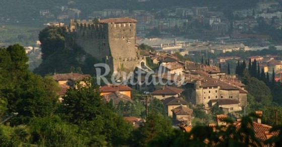 Un'accogliente mansarda per soggiornare nell'antico borgo medievale di canale di tenno (fotogallery)