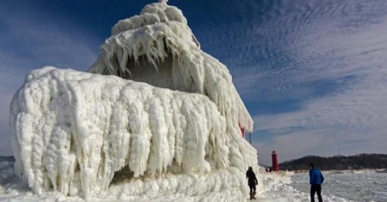 La bellezza che nasce dal freddo: gli spettacolari fari congelati del lago michigan (fotogallery)