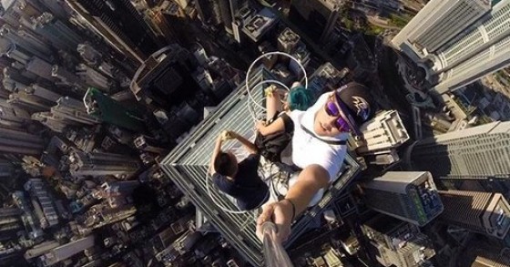 "Rooftopping": la pericolosa moda di scattarsi selfie dall'alto di un grattacielo (fotogallery)