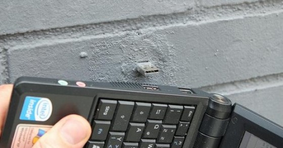 Perché ci sono più di 1.000 memorie usb nelle pareti degli edifici di mezzo mondo? (fotogallery)