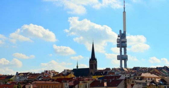 La vertigine (e il lusso) di dormire in una torre televisiva dell'era comunista per 929 euro a notte (fotogallery)