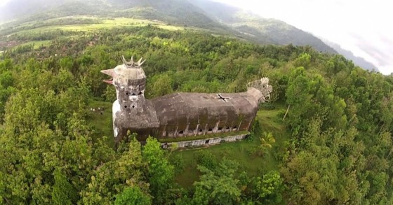 Una misteriosa chiesa abbandonata a forma di ... pollo gigante (fotogallery)
