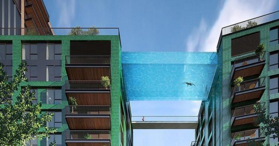 Un’esperienza per i più intrepidi: nuotare in una piscina di vetro sospesa nel vuoto (Fotogallery)