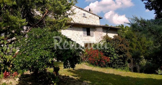 Sulla collina di Assisi un’antica torre medievale trasformata in casale per le vacanze (Fotogallery)