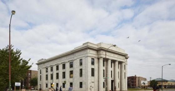 L'edificio della banca ristrutturato 