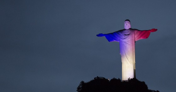 Il Cristo di Rio illuminato con i colori della bandiera francese