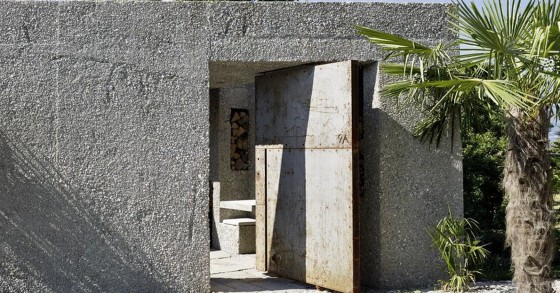 L'ingresso della casa ricavata da un bunker