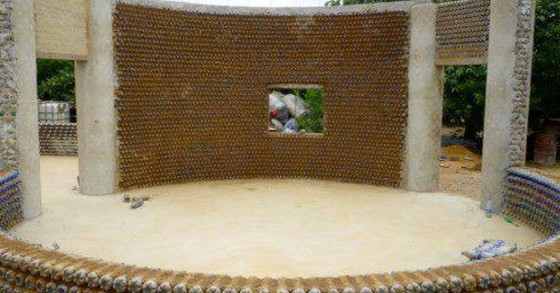 Casa fatta con bottiglie di plastica