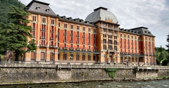 Il favoloso hotel abbandonato ai piedi delle Alpi italiane (Foto)