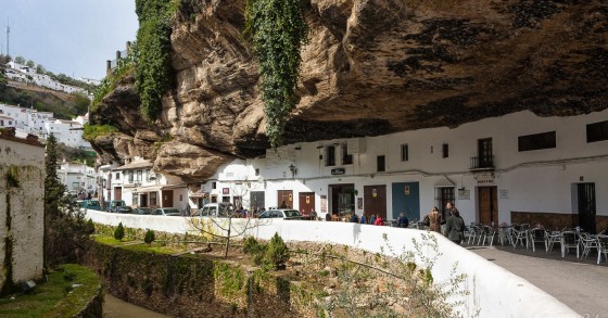 Vivere sotto una gigantesca roccia: case e paesini "schiacciati" da tonnellate di pietra