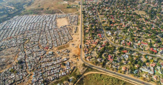 Scene di disuguaglianza: la sottile linea che separa i quartieri più ricchi e più poveri del Sud Africa (Fotogallery)