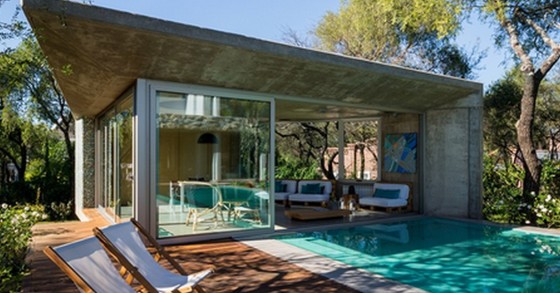 Una villa di design con il salone a un passo dalla spettacolare piscina (Fotogallery)